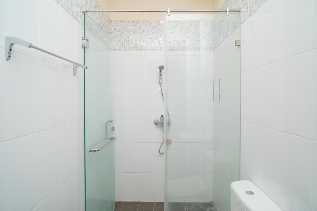 Koupelna v ubytování RedDoorz near ITDC Nusa Dua