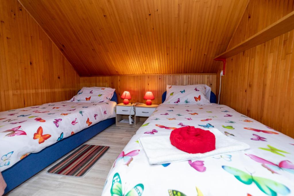 Posteľ alebo postele v izbe v ubytovaní Apartmani Poljančić