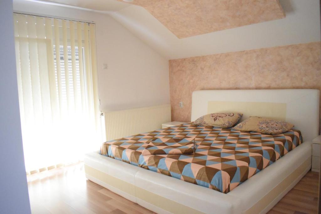Cama ou camas em um quarto em Apartments Holiday