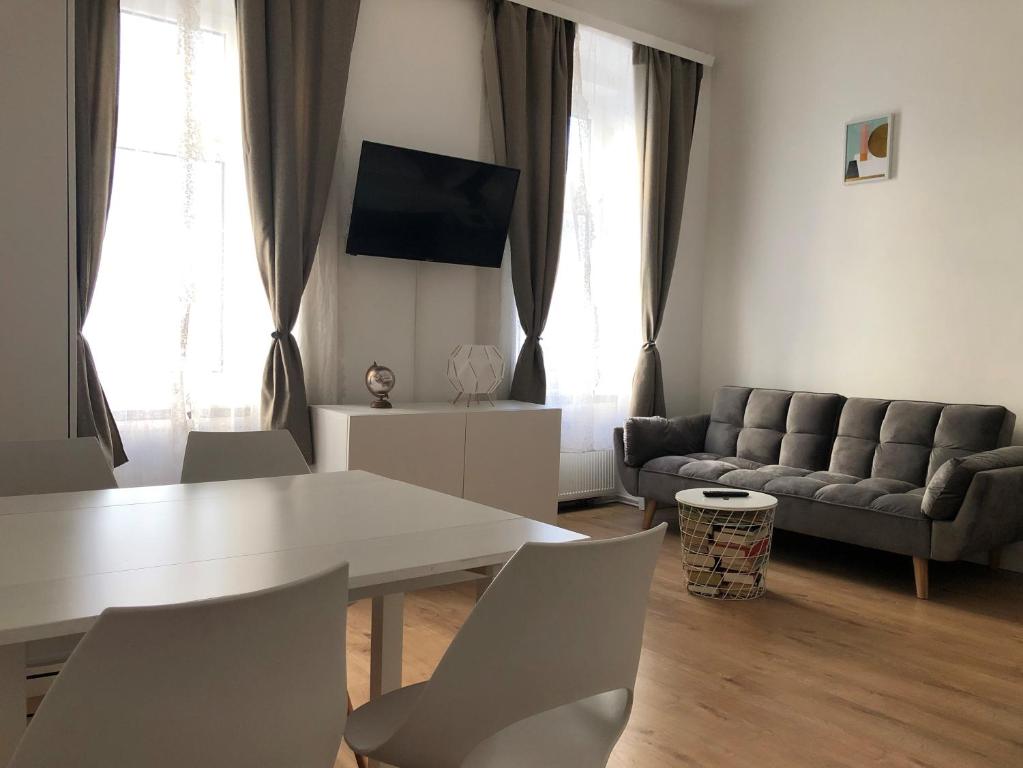 - un salon avec une table et un canapé dans l'établissement Central Apartment near subway station 2, à Vienne