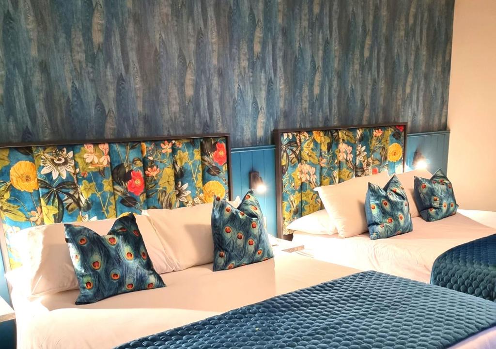 Postel nebo postele na pokoji v ubytování Allingham Arms Hotel