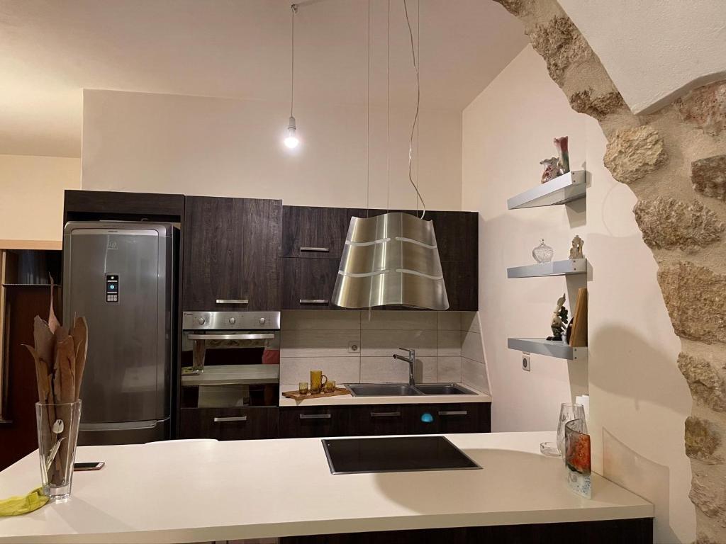 Kuchyň nebo kuchyňský kout v ubytování Καμάρα Χωριό Φοινίκι , Kamara Finiki Village