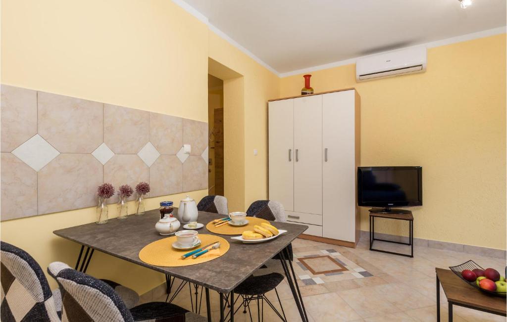 TV a/nebo společenská místnost v ubytování 1 Bedroom Cozy Apartment In Pobri
