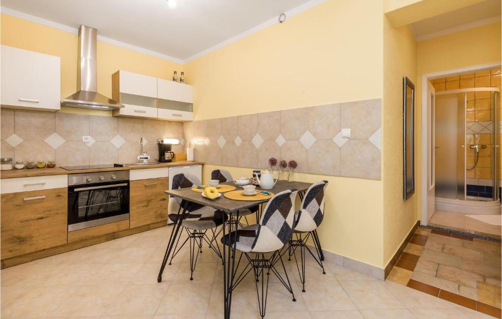 Kuchyň nebo kuchyňský kout v ubytování 1 Bedroom Cozy Apartment In Pobri