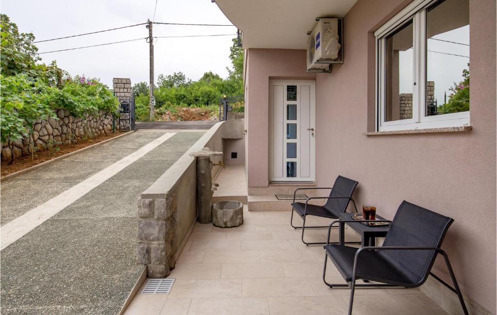 Balkón nebo terasa v ubytování 1 Bedroom Cozy Apartment In Pobri