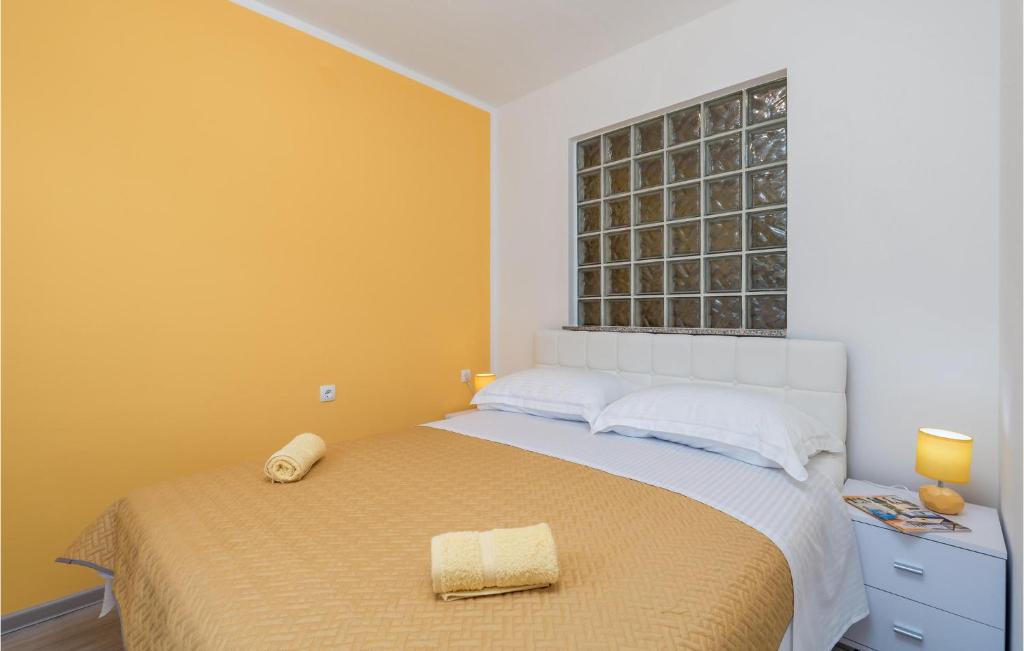 Postel nebo postele na pokoji v ubytování 1 Bedroom Cozy Apartment In Pobri