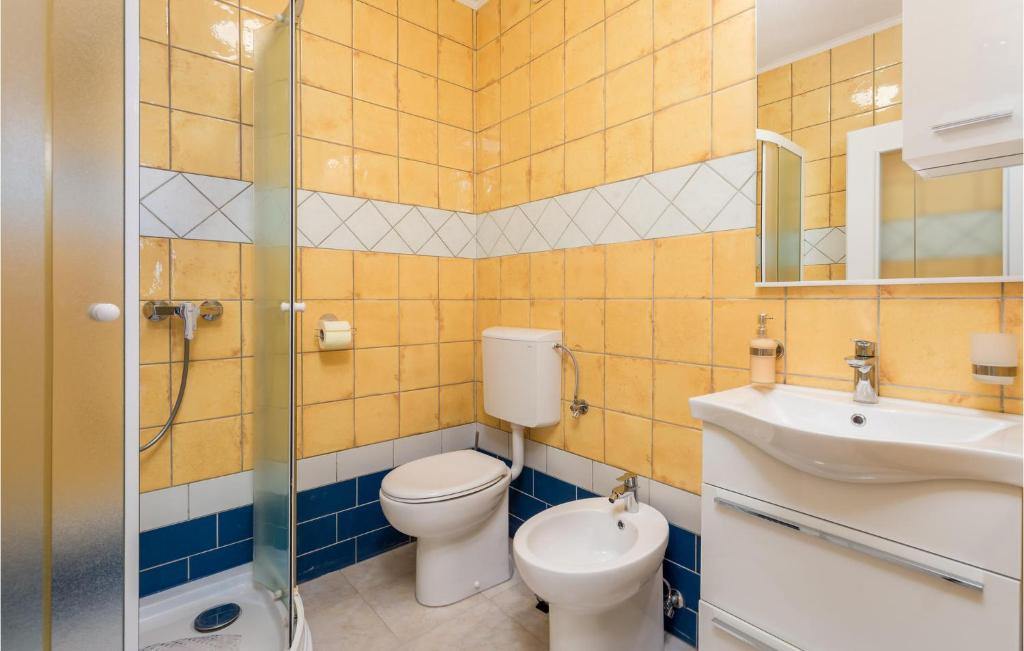 Koupelna v ubytování 1 Bedroom Cozy Apartment In Pobri