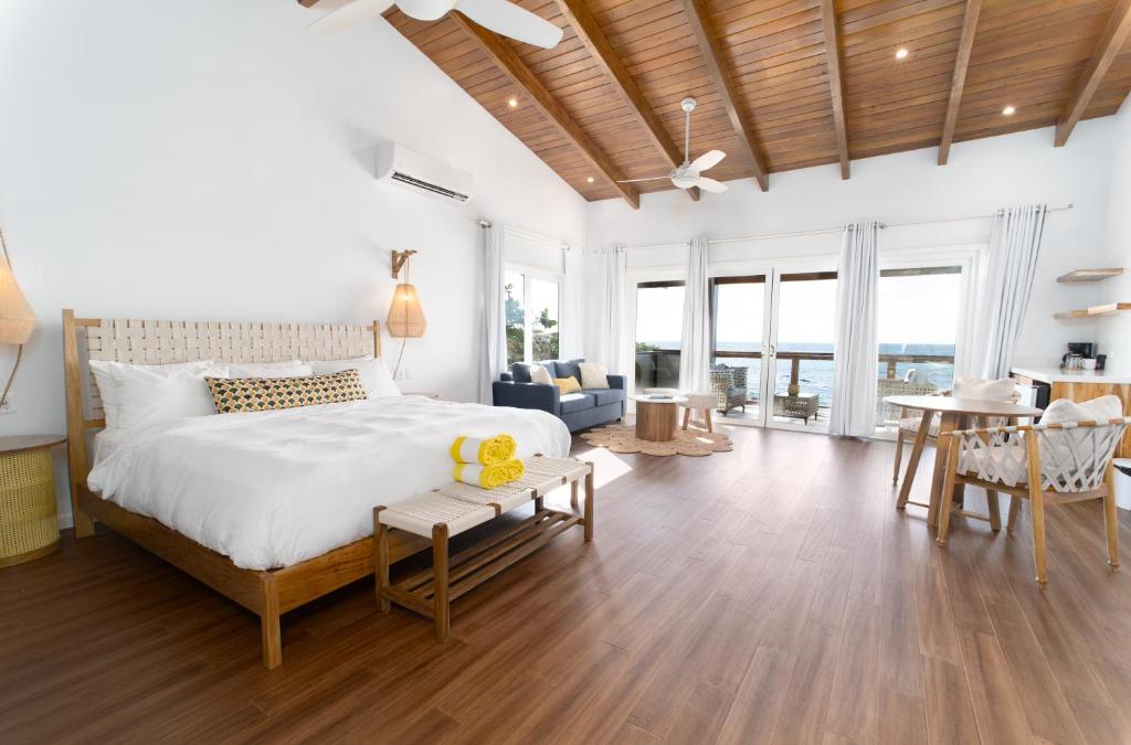 Voodi või voodid majutusasutuse The Beach House Boutique Hotel toas