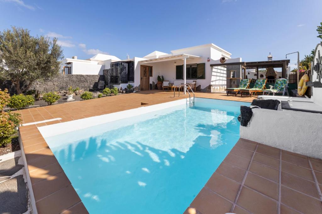 a swimming pool in the backyard of a house at Villa Lele in Playa Blanca