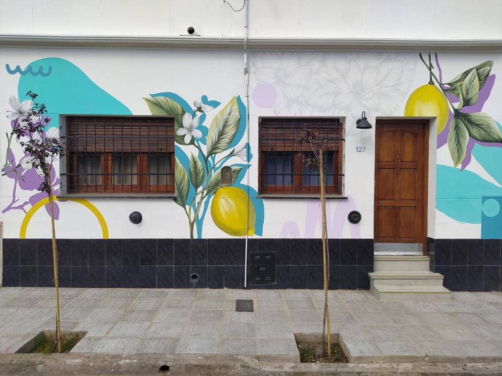 Un edificio con un mural en el costado. en Casa Limón, en Chascomús