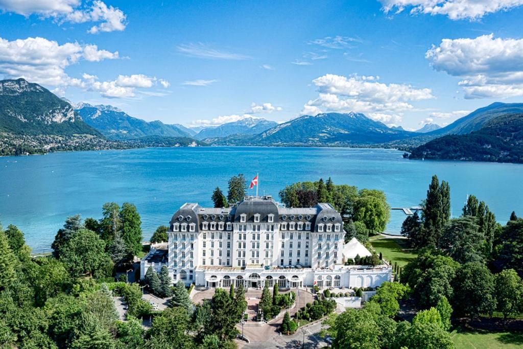 una vista aérea del palacio de Versalles en el lago Lucerna en Impérial Palace, en Annecy