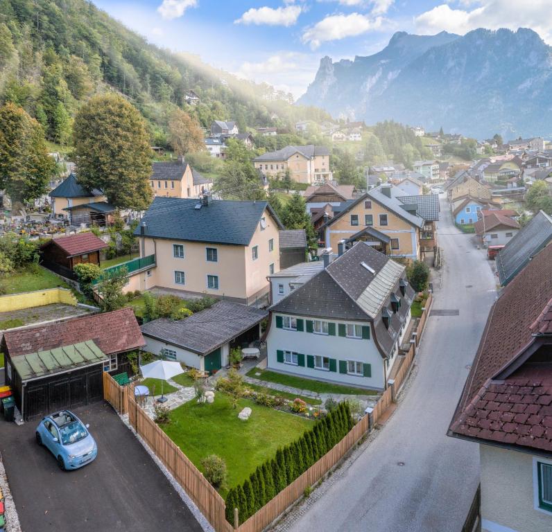 una vista aérea de una pequeña ciudad con casas en Katzerhaus Ebensee, en Ebensee