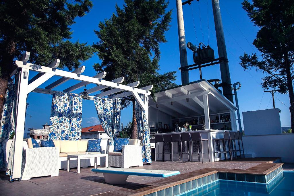 Bazén v ubytování Hotel Philippos Livadeia nebo v jeho okolí