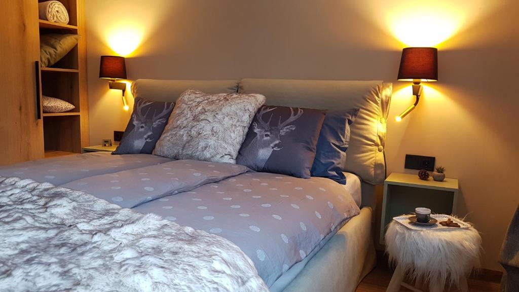 Postel nebo postele na pokoji v ubytování PinePino Borovets, aparthotel Borovets Gardens A60