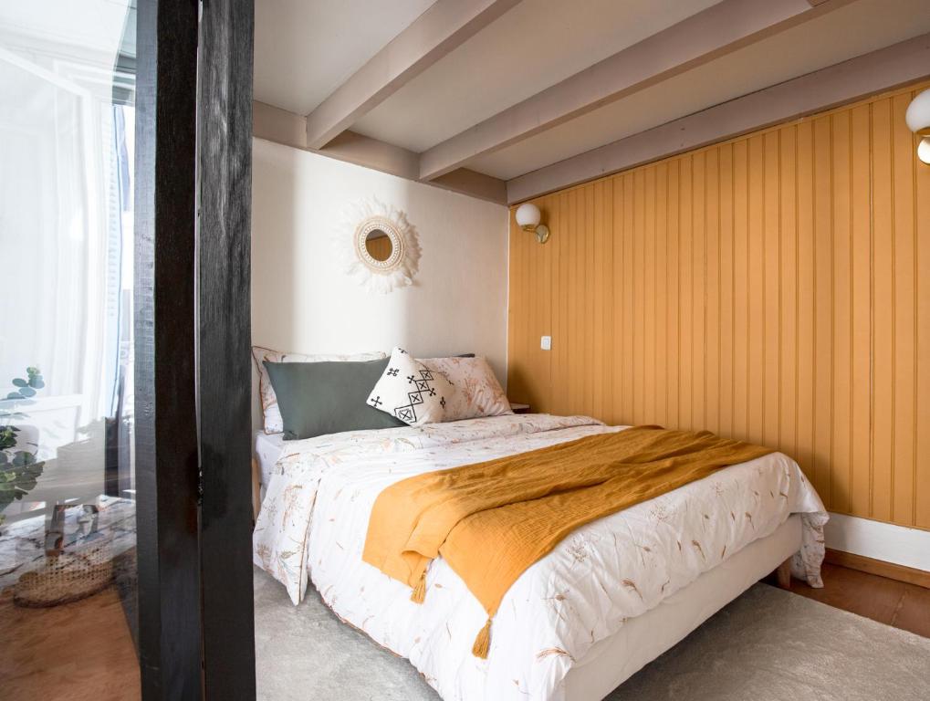 Ένα ή περισσότερα κρεβάτια σε δωμάτιο στο Appartement 1er étage piéton Place de la Pierre