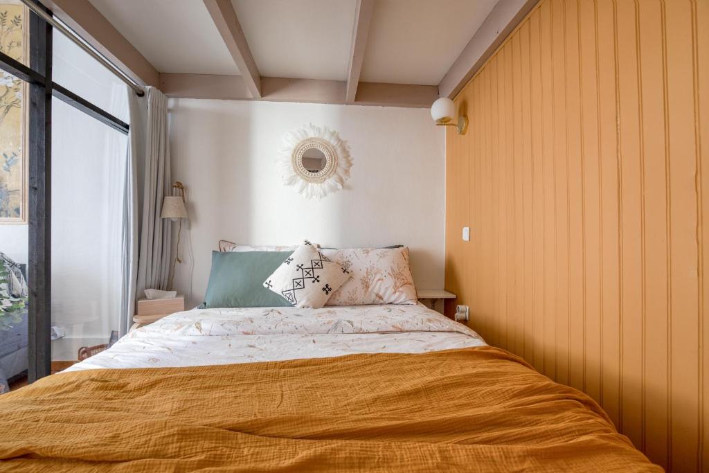 1 dormitorio con cama y ventana en Appartement 1er étage piéton Place de la Pierre, en Valence