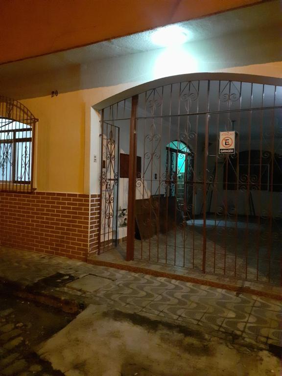 an entrance to a building with a iron gate at Casa Neia Castro com Piscina e garagem perto da Basilica in Aparecida