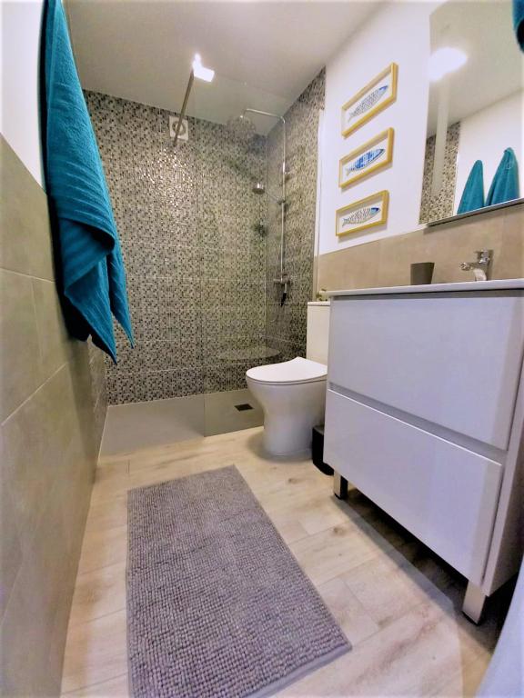e bagno con servizi igienici, doccia e lavandino. di Casa Gil Corralejo San Valentin by AHF a Corralejo