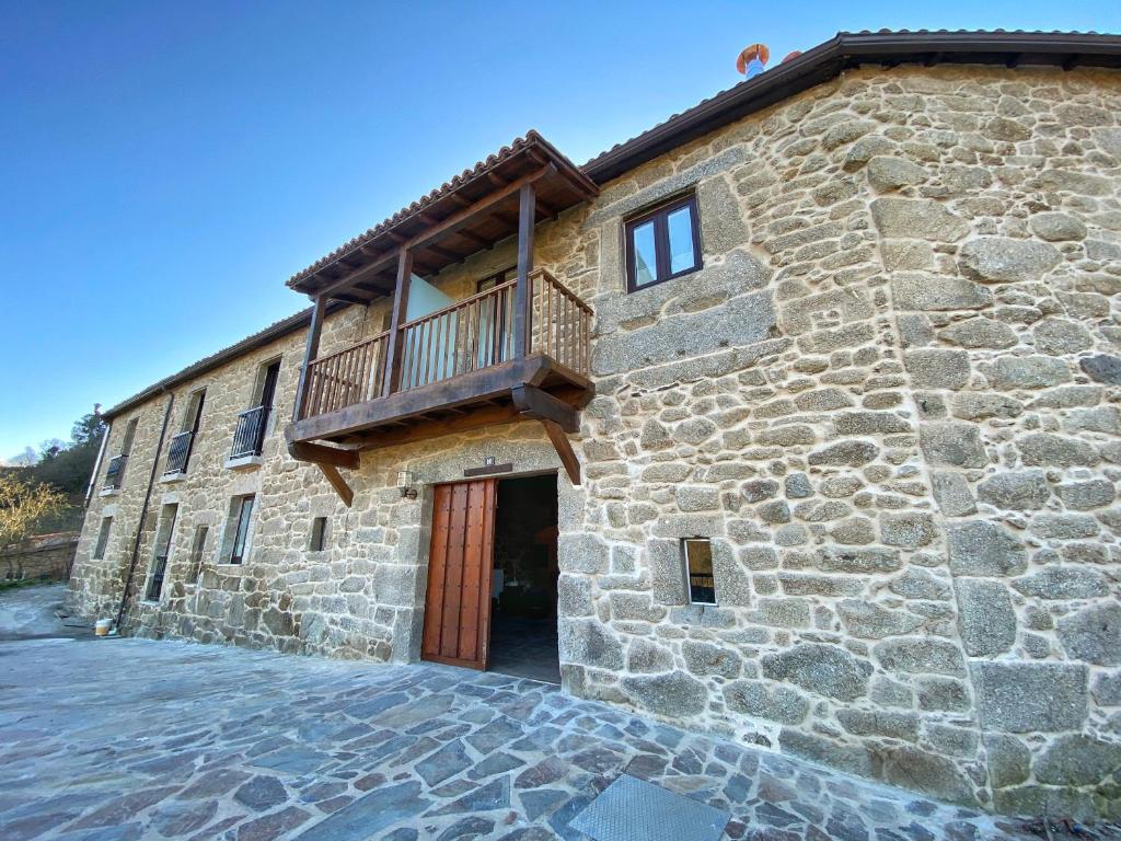 a building with a balcony on the side of it at Casa do Veiga in Chantada