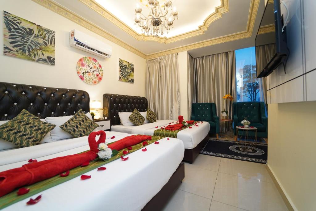 duas camas num quarto com decorações vermelhas em Ghazrin's Classic em Johor Bahru