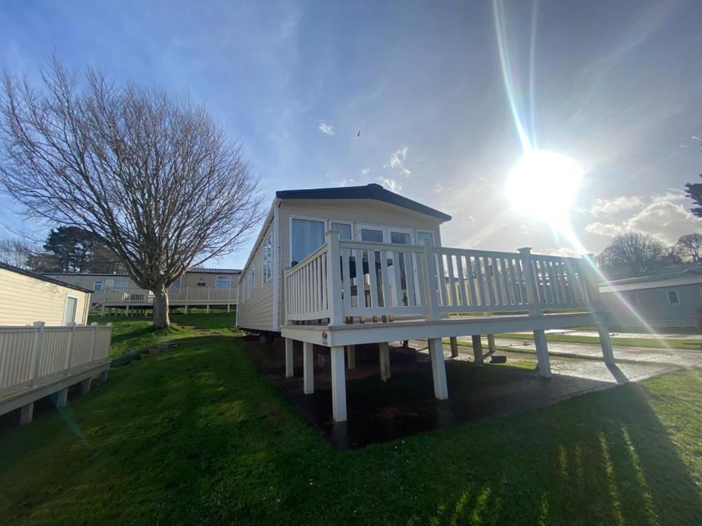 Biały dom ze świecącym słońcem w obiekcie Hoburne Devon Bay Paignton L48 w mieście Paignton