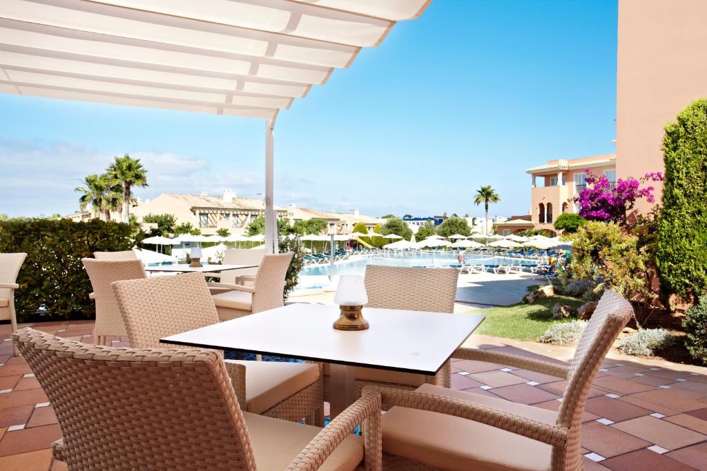 A balcony or terrace at Grupotel Macarella Suites & Spa