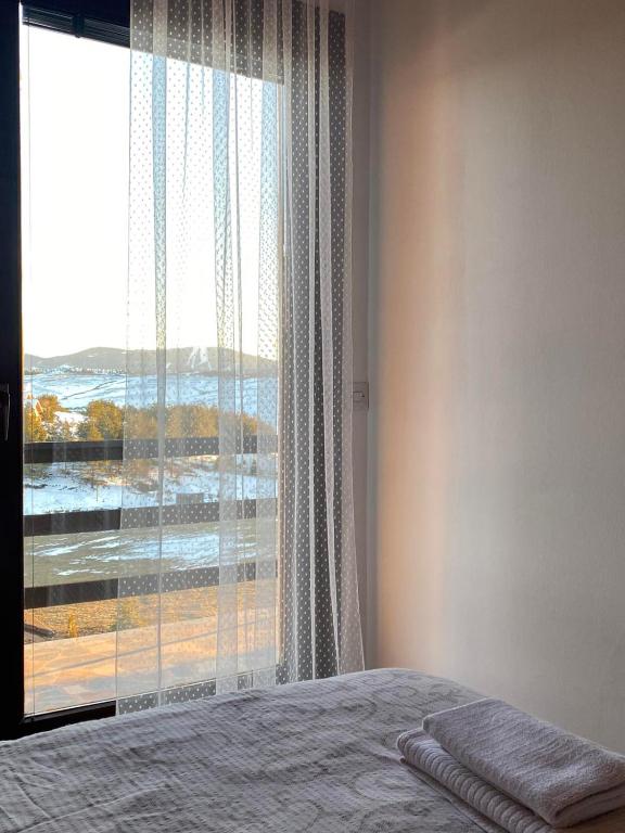 Letto o letti in una camera di Kuća sa pogledom na Tornik