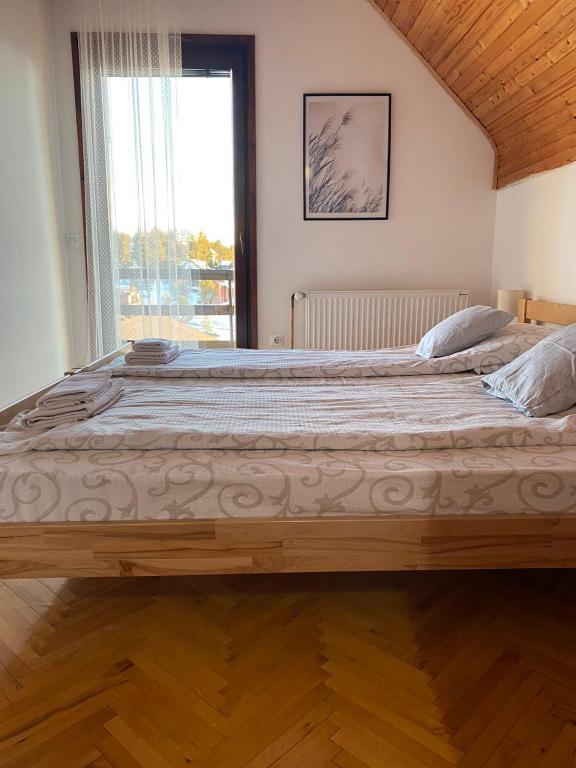 Letto o letti in una camera di Kuća sa pogledom na Tornik