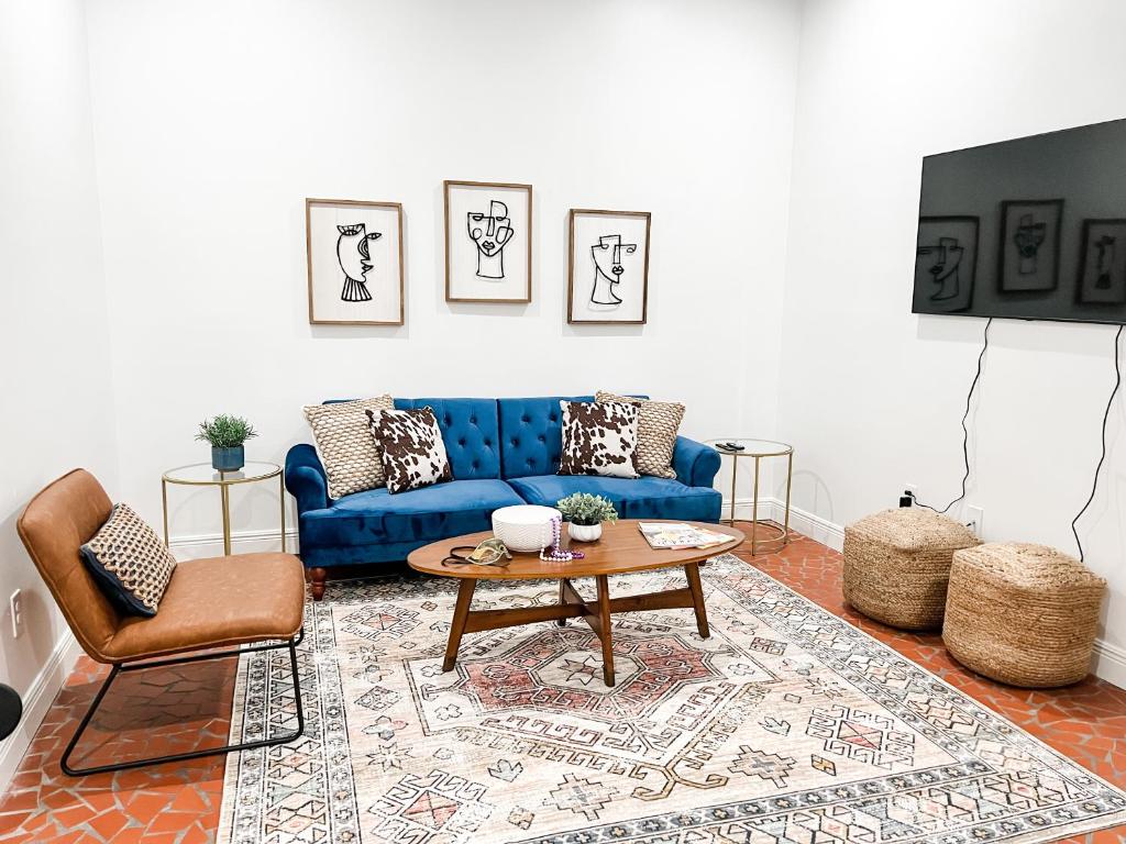 ニューオーリンズにあるBon Maison Guest Houseの青いソファとテーブルのあるリビングルーム