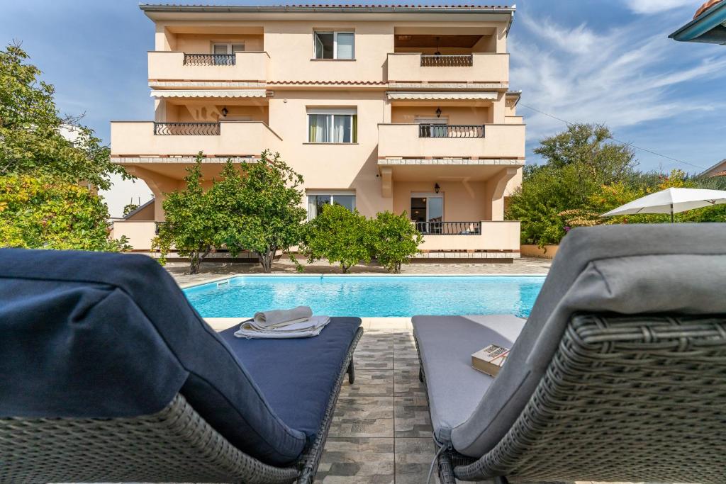 Bazén v ubytování JURIĆ Apartments-Rab nebo v jeho okolí