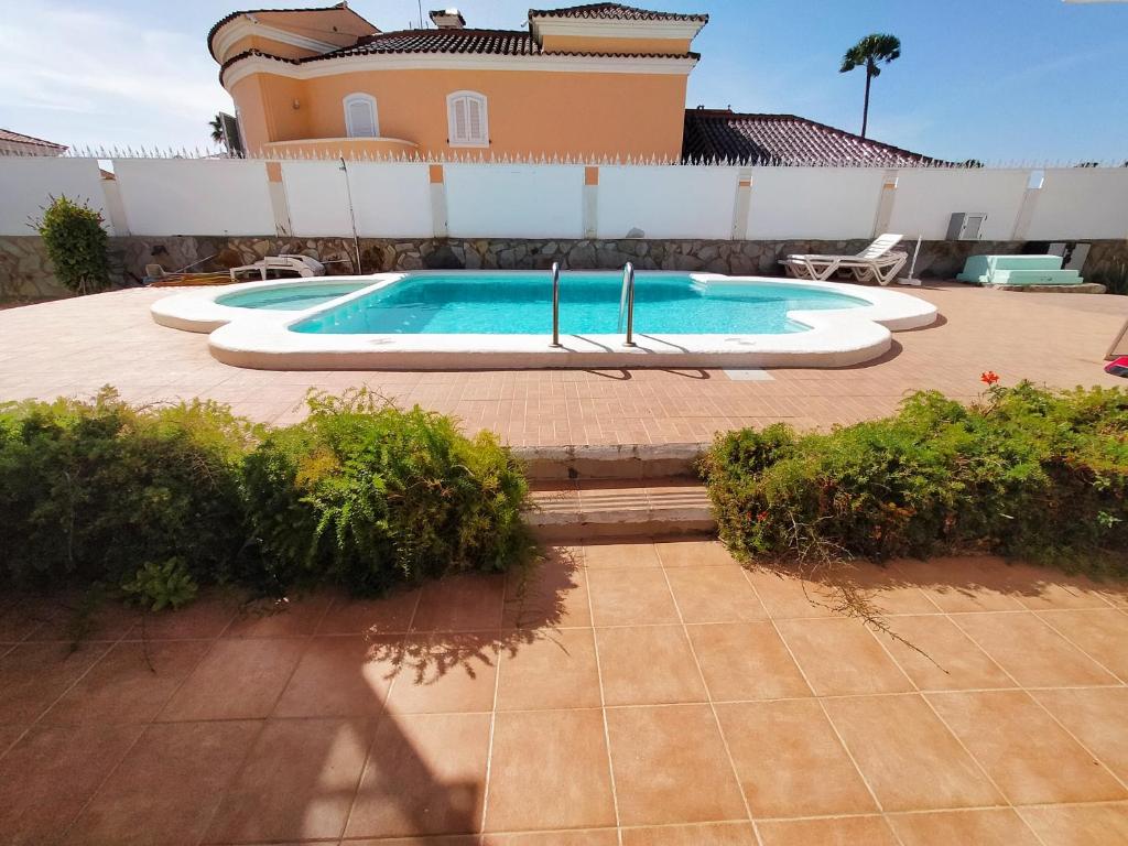 Bazén v ubytovaní CALMA SUITES Maspalomas alebo v jeho blízkosti