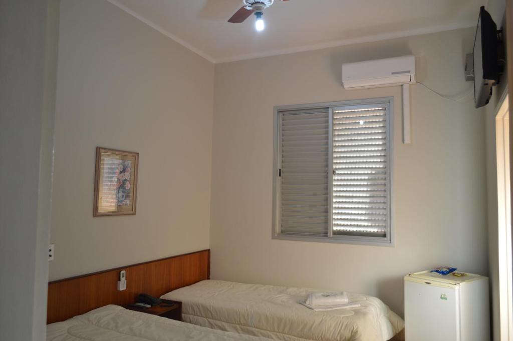 Postel nebo postele na pokoji v ubytování Hotel Chantilly