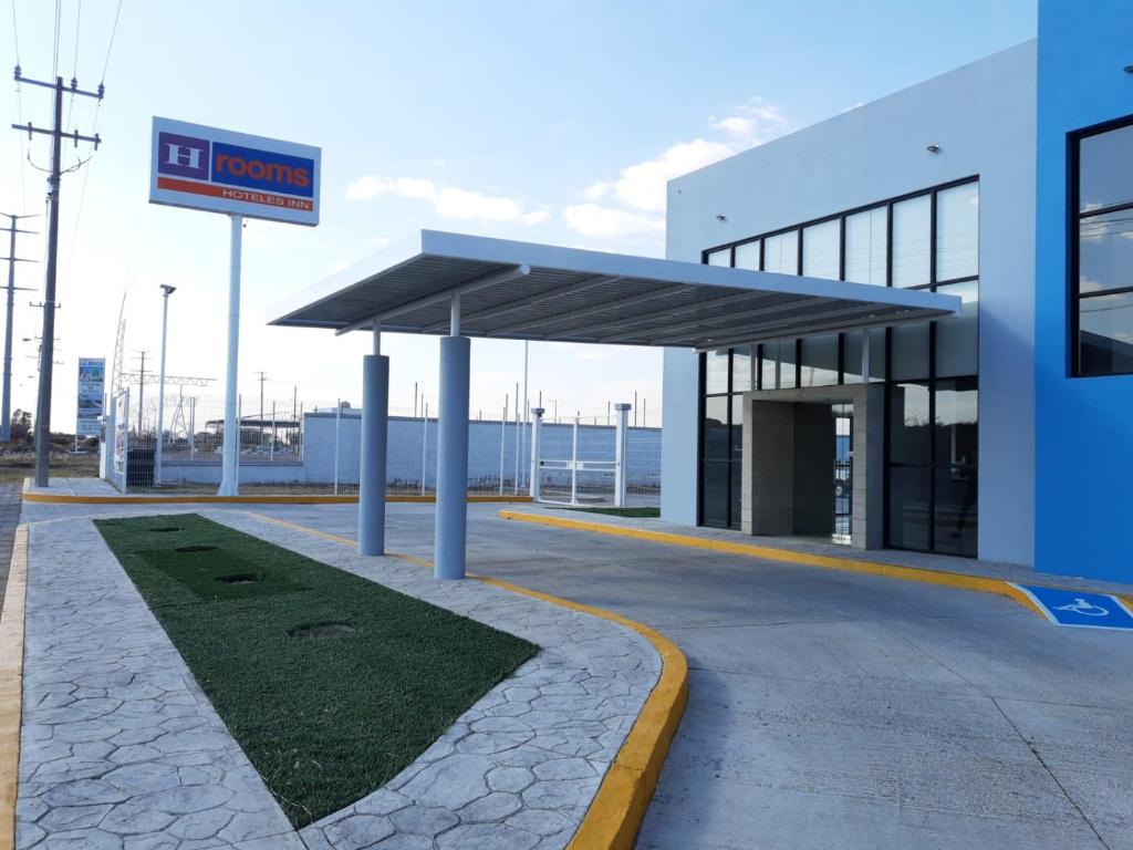 a gas station with a sign in front of it at H Rooms Hoteles Inn in La Piedad Cavadas