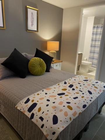 1 dormitorio con cama con almohada en Apart Center Temuco, en Temuco