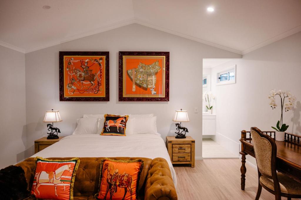 um quarto com uma cama e duas fotografias na parede em Leogate Estate Villas em Pokolbin