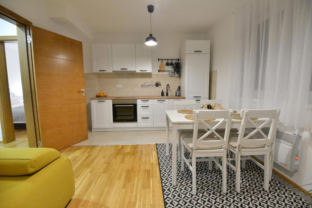 Η κουζίνα ή μικρή κουζίνα στο Apartman LUMI