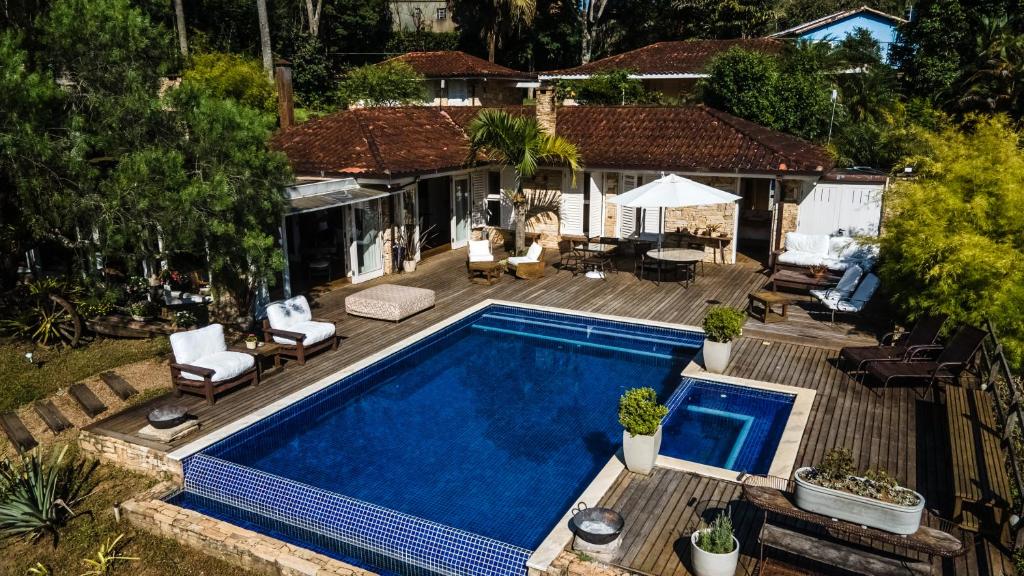 vista sul tetto di una piscina in un cortile posteriore di Pousada Boutique Itaipava a Itaipava