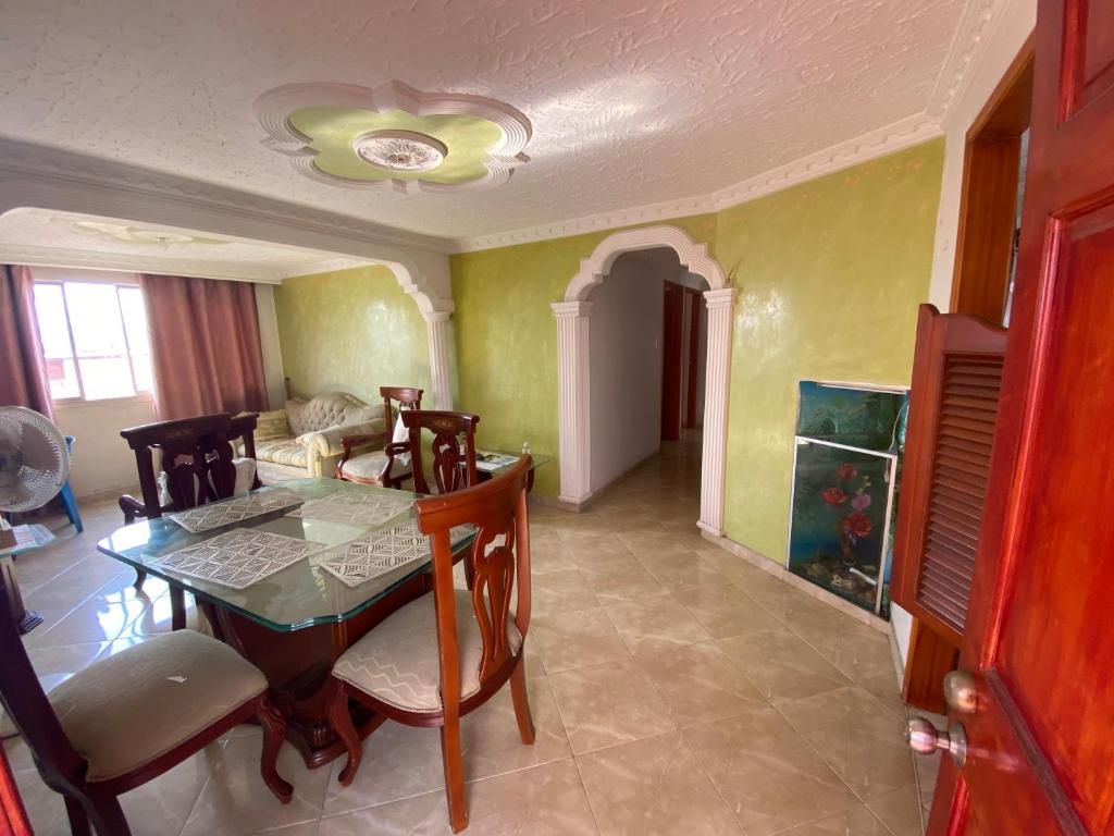 comedor con mesa, sillas y sofá en Apartamento Cañaveral, en Floridablanca