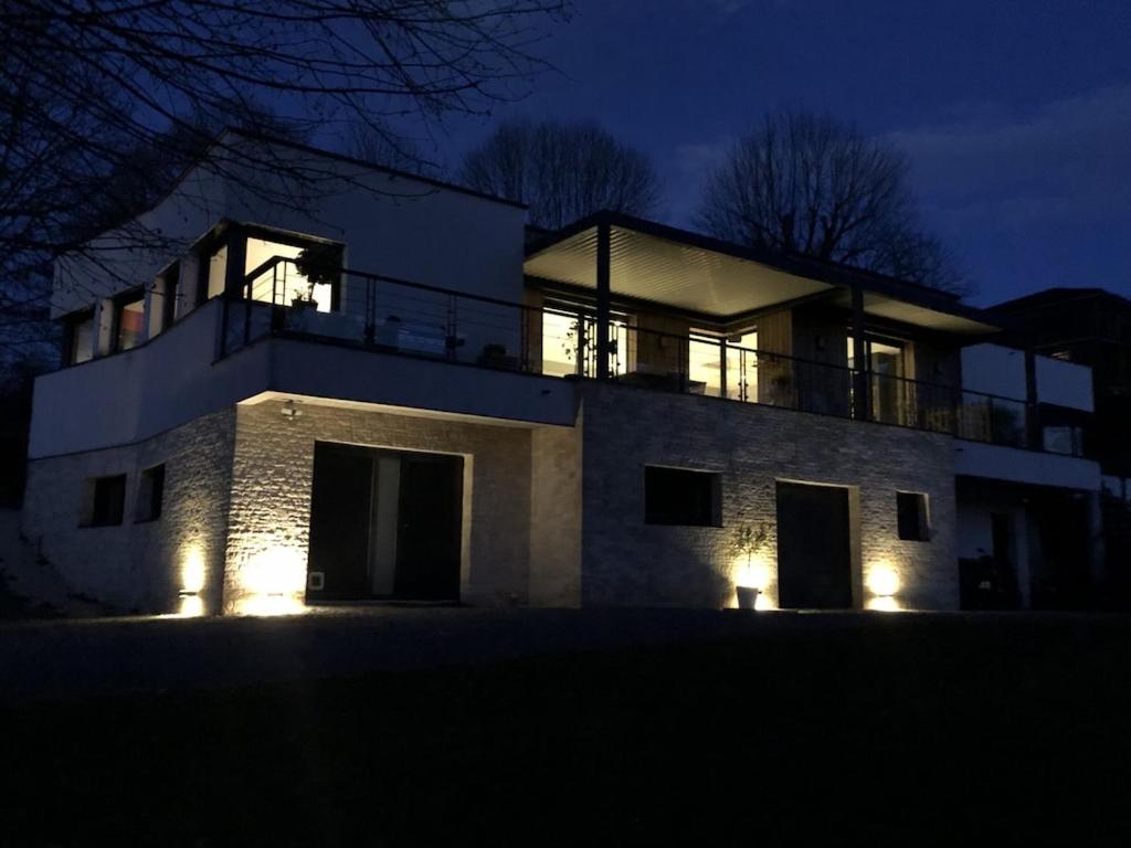 uma casa grande com luzes à frente à noite em Large architect's house em Périgueux