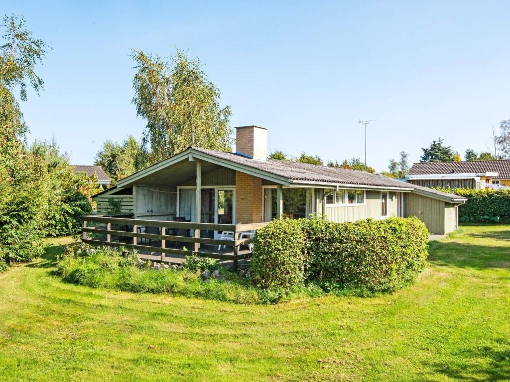 uma pequena casa num campo com um quintal em 6 person holiday home in Glesborg em Bønnerup