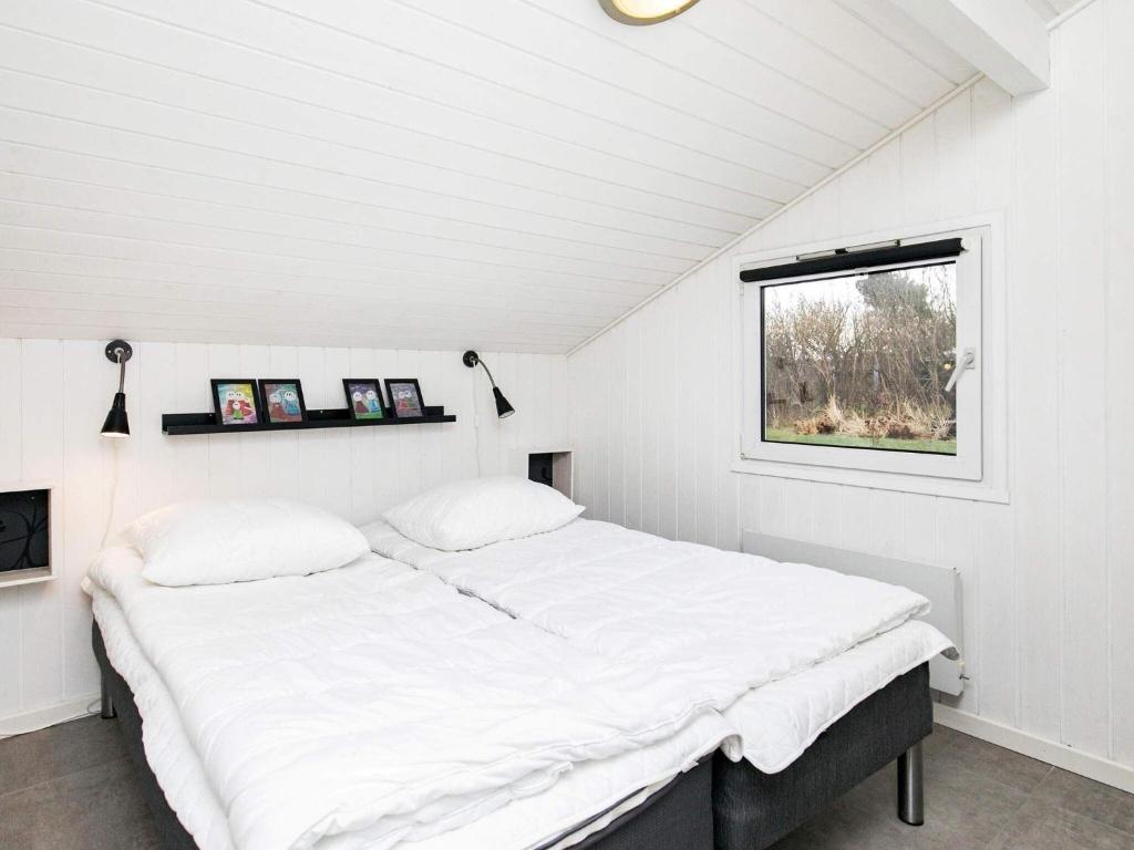 Postel nebo postele na pokoji v ubytování Four-Bedroom Holiday home in Hjørring 8