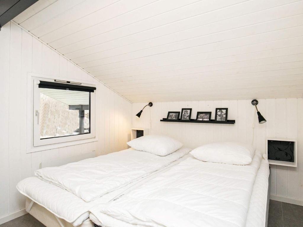 Postel nebo postele na pokoji v ubytování Four-Bedroom Holiday home in Hjørring 8