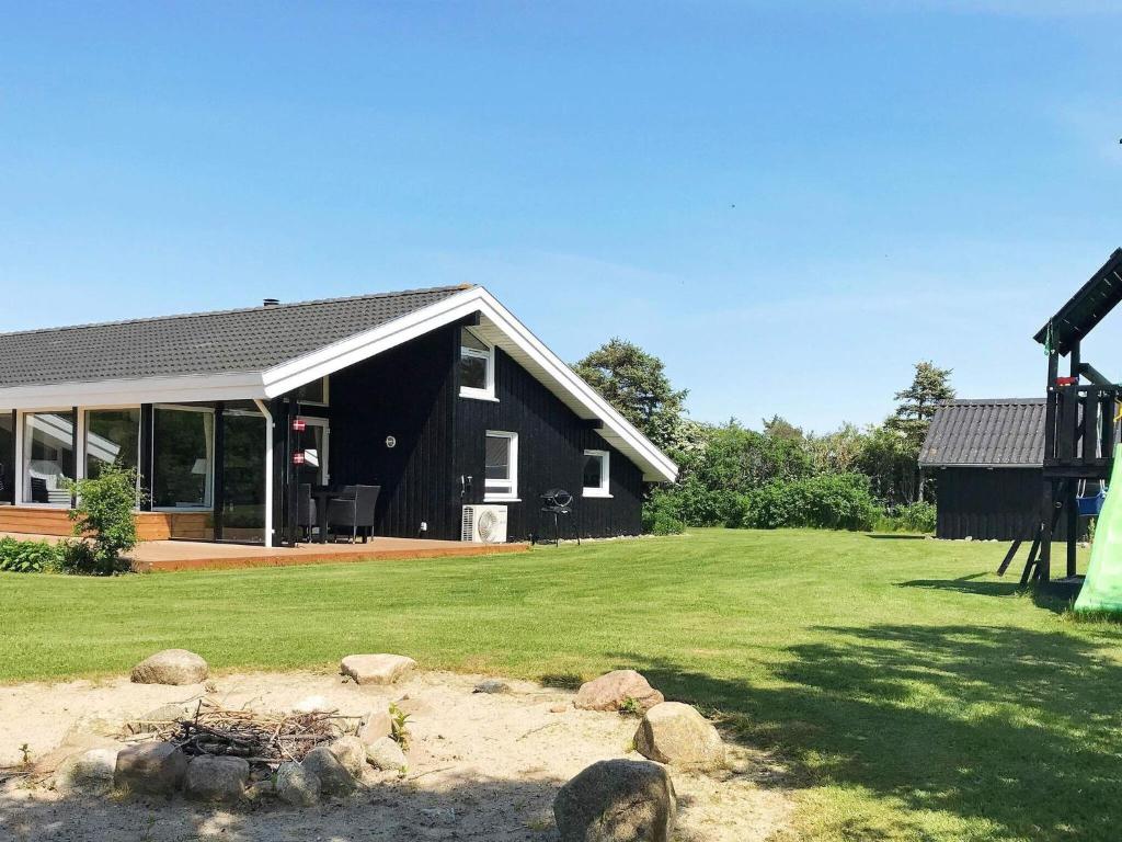 Zahrada ubytování Four-Bedroom Holiday home in Hjørring 8