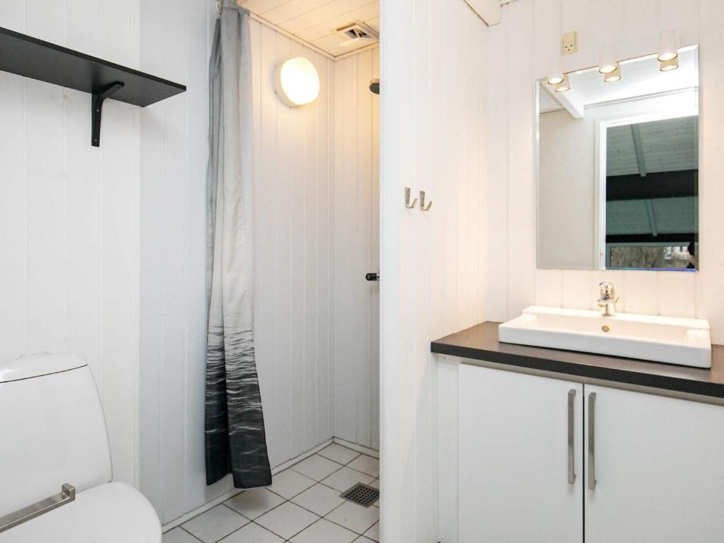 Koupelna v ubytování Four-Bedroom Holiday home in Hjørring 8
