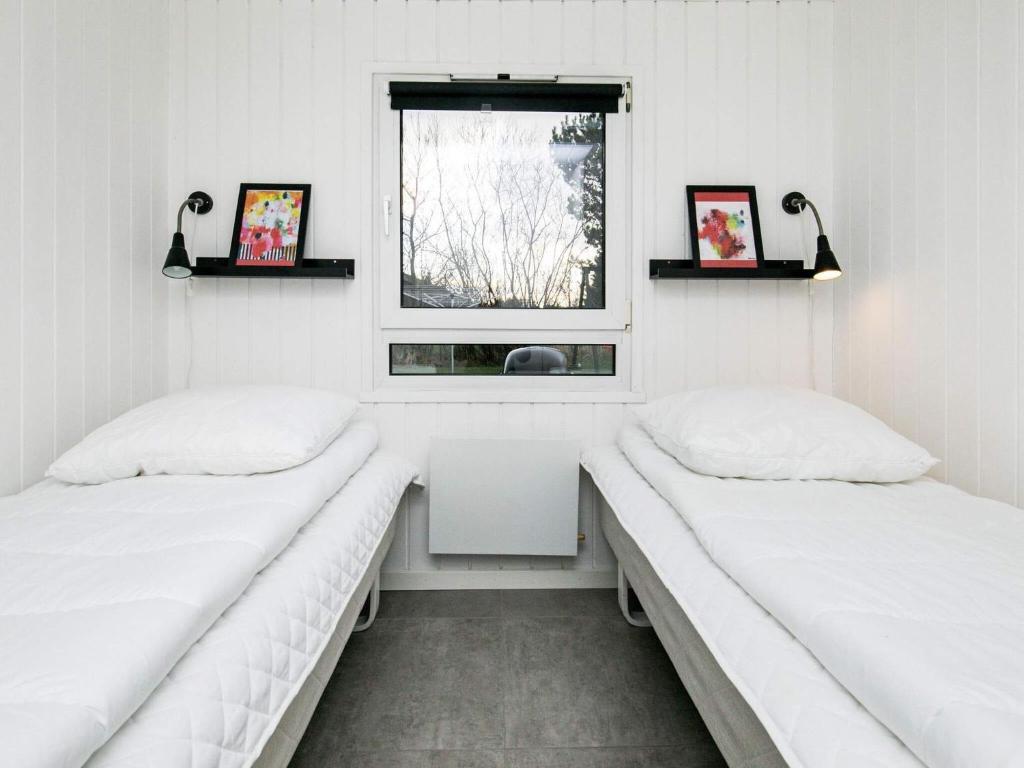 Postel nebo postele na pokoji v ubytování Four-Bedroom Holiday home in Hjørring 8