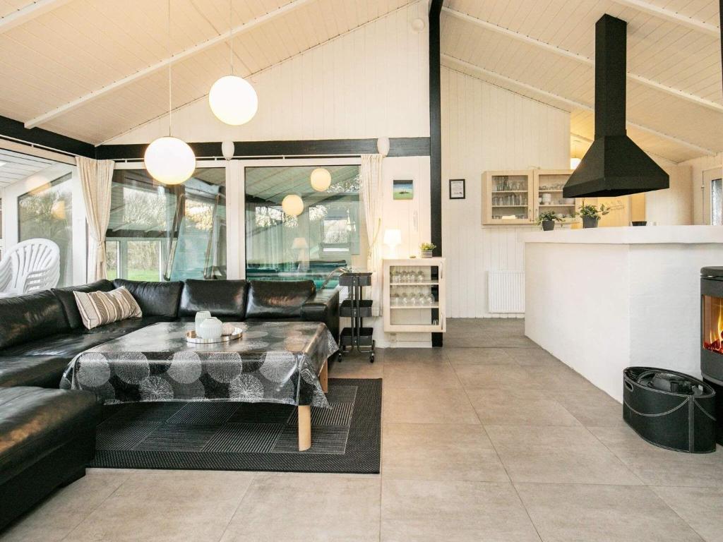 Posezení v ubytování Four-Bedroom Holiday home in Hjørring 8