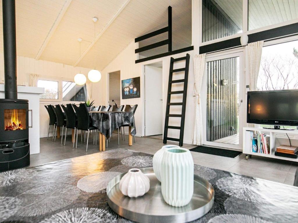 TV a/nebo společenská místnost v ubytování Four-Bedroom Holiday home in Hjørring 8