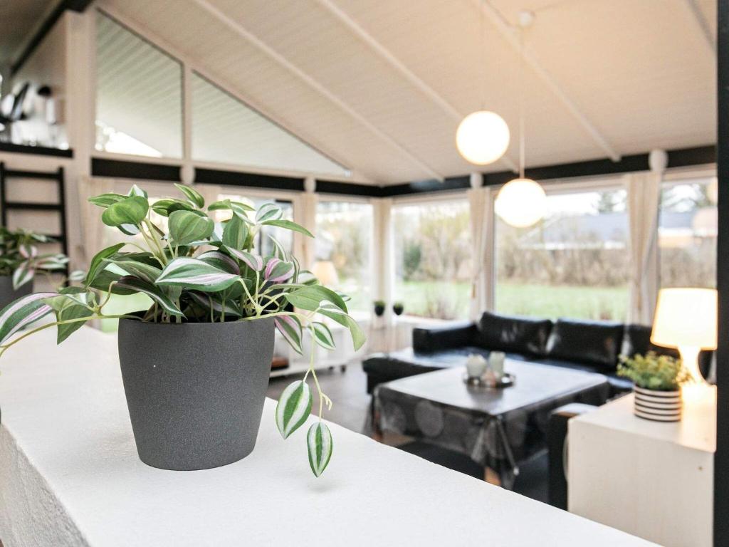 Posezení v ubytování Four-Bedroom Holiday home in Hjørring 8