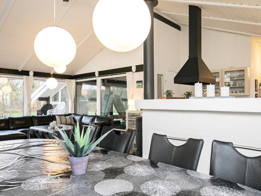 Fotografie z fotogalerie ubytování Four-Bedroom Holiday home in Hjørring 8 v destinaci Lonstrup