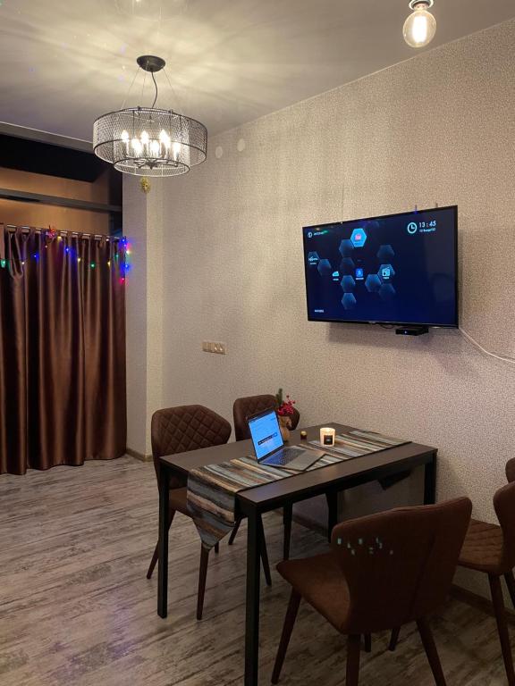 リストヴャンカにあるLISTroomのカンファレンスルーム(テーブル、壁掛けテレビ付)